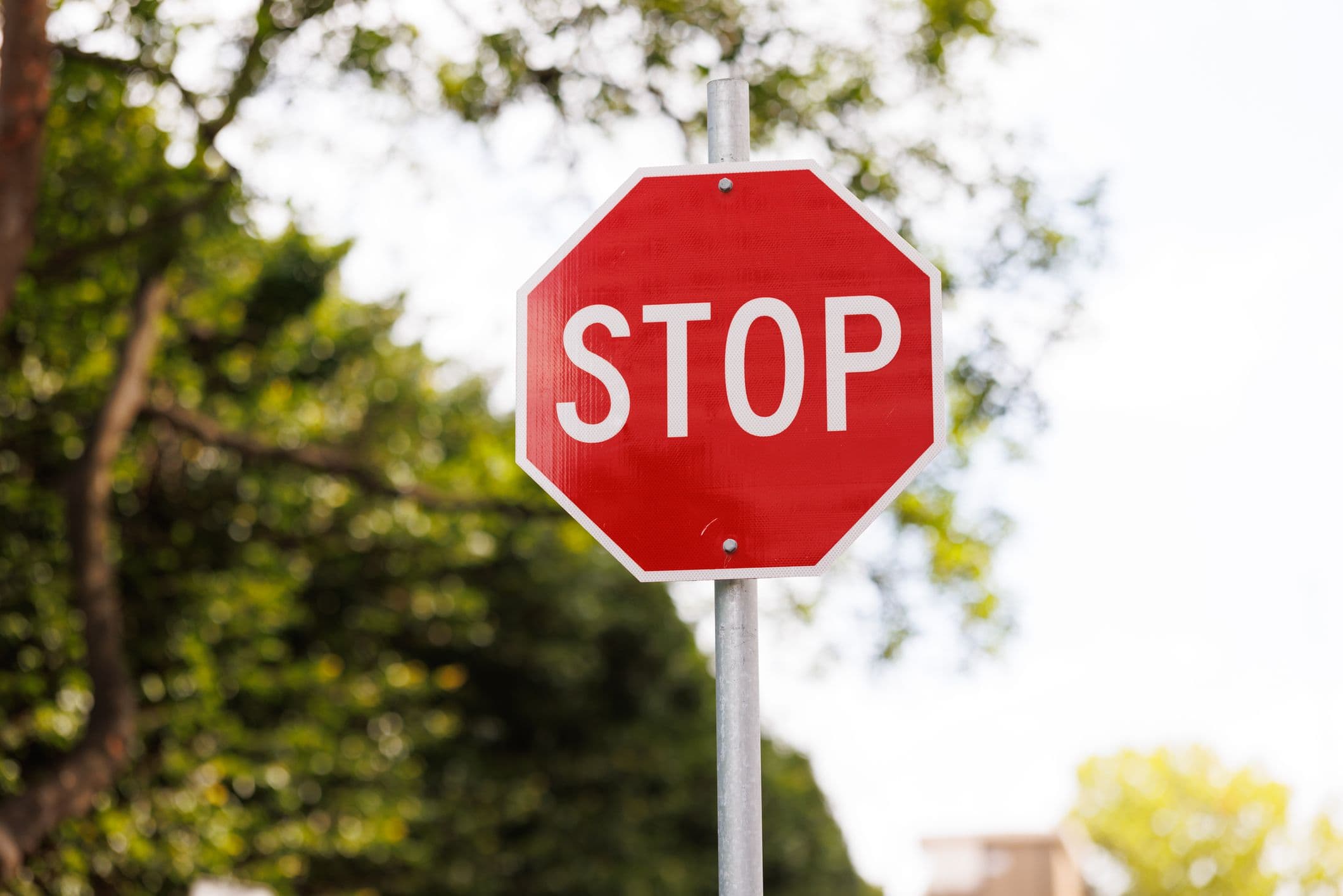 Un panneau stop dans la rue