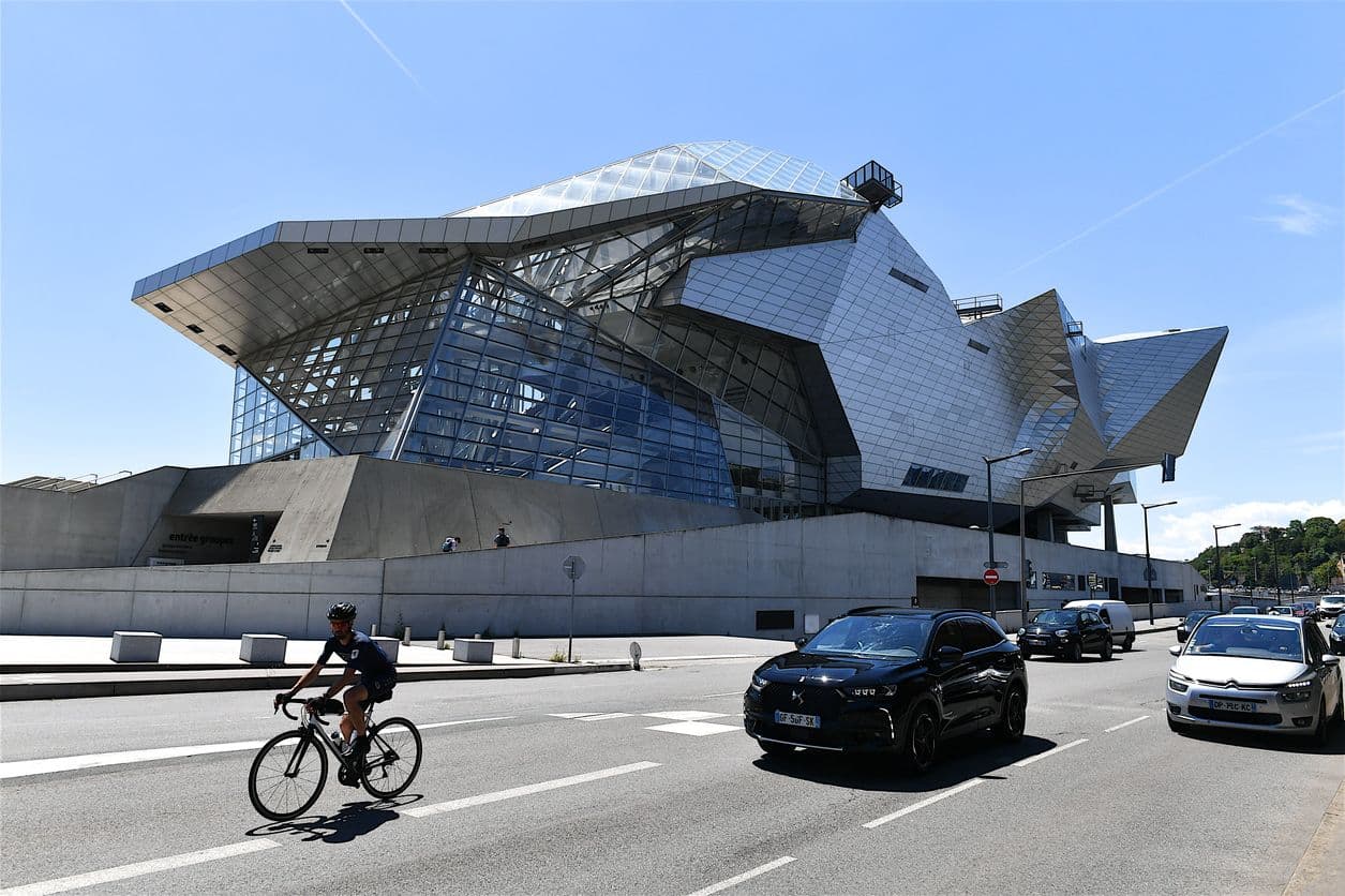 Une route devant le musée des confluences à Lyon, qui est une ZFE-m