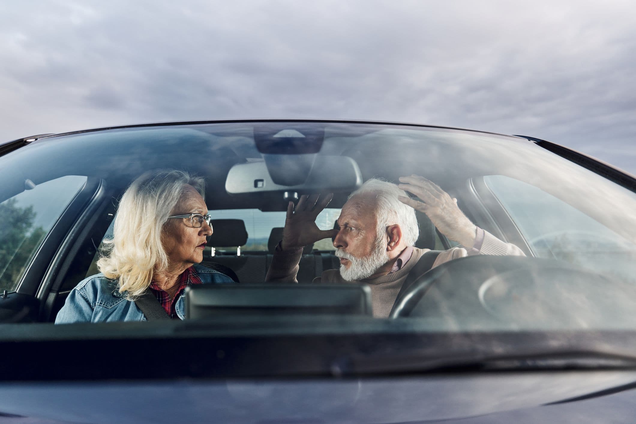 Un couple qui se dispute dans la voiture