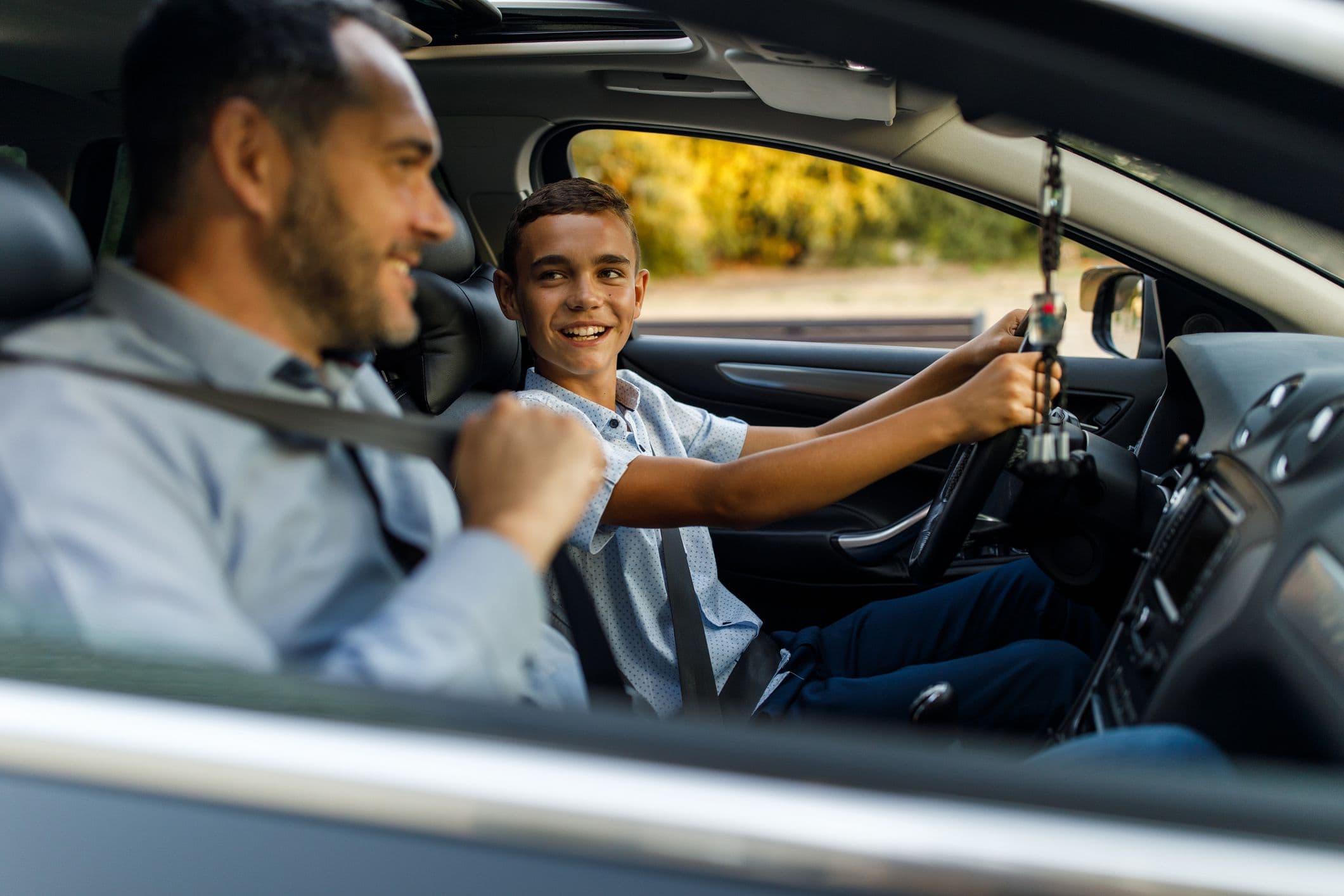 Un jeune conducteur s'apprêtant à passer le permis de conduire, pour représenter notre quiz sur le code de la route.