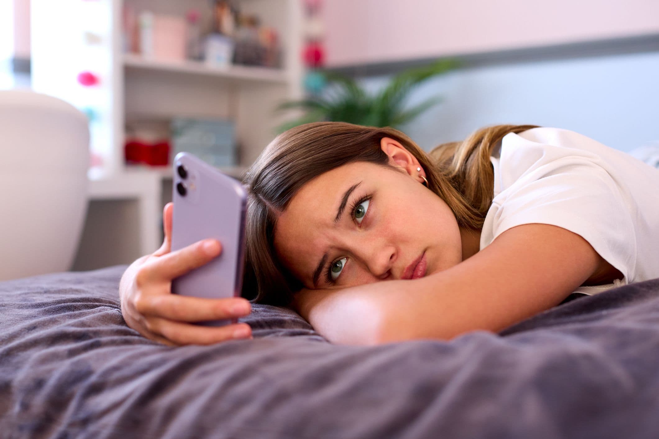 Jeune femme attendant une date pour passer le permis de conduire illustrant les délais d’attente selon les départements en France