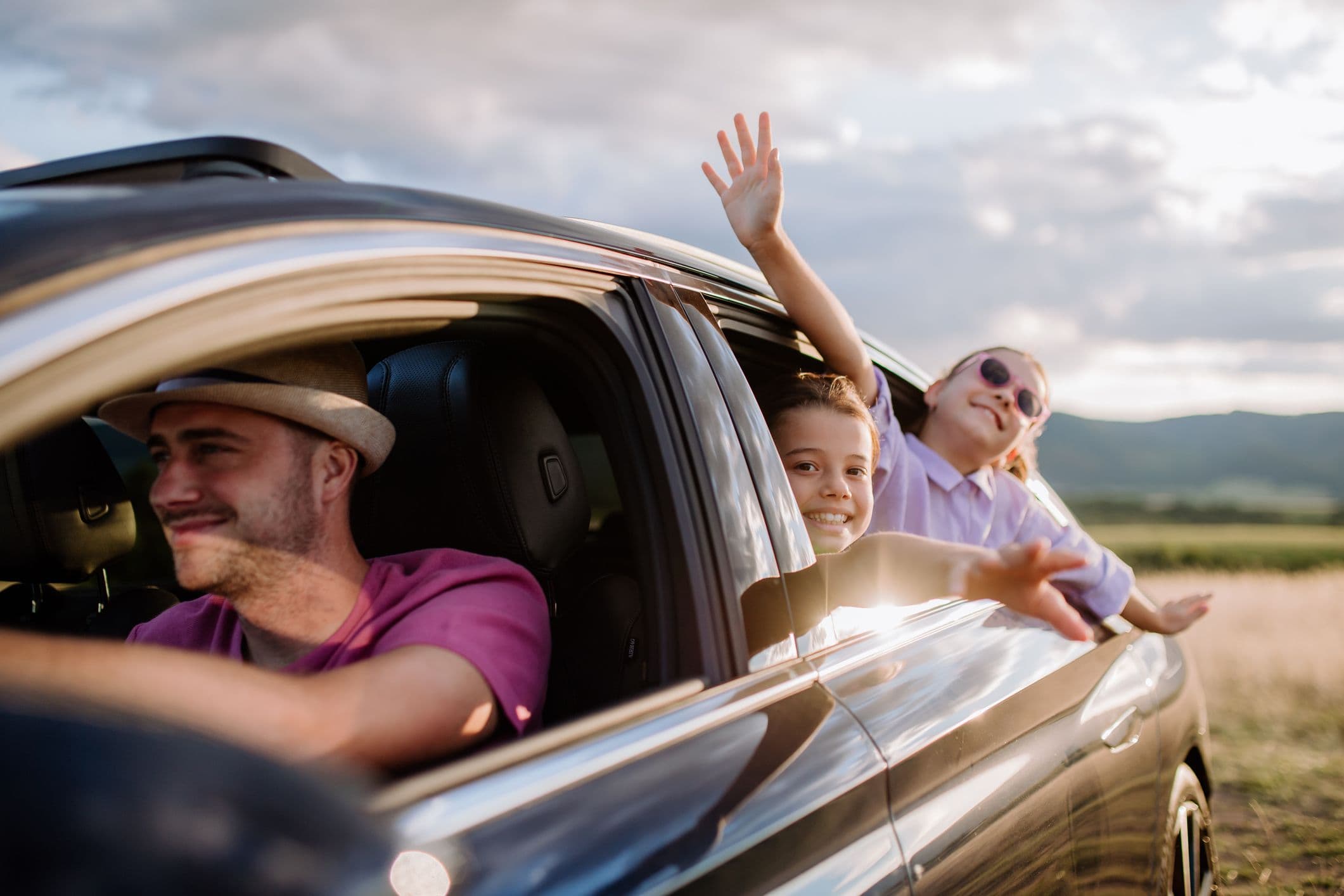 Une famille partant en vacances, illustrant l'importance de bien faire ses vérifications avant de prendre la route.