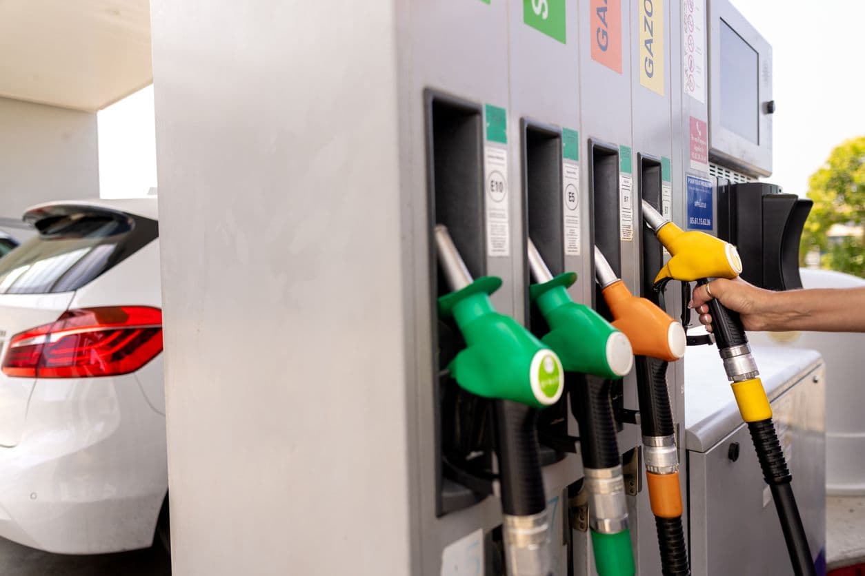 des pistolets de carburant dans une station service