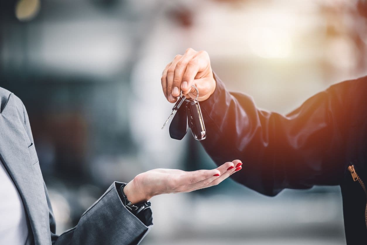 Un homme remet des clés de voiture à une femme