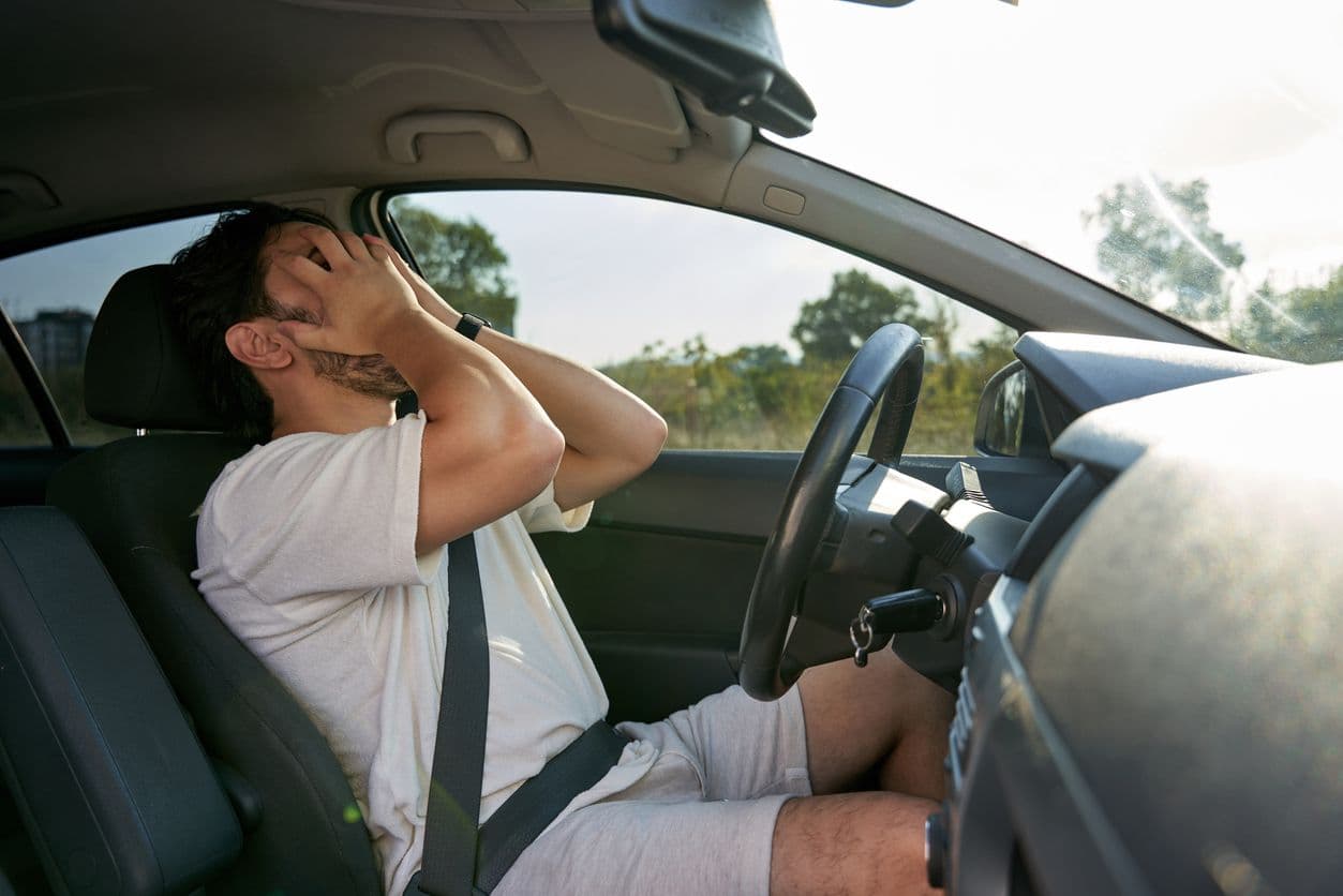 Homme énervé en voiture