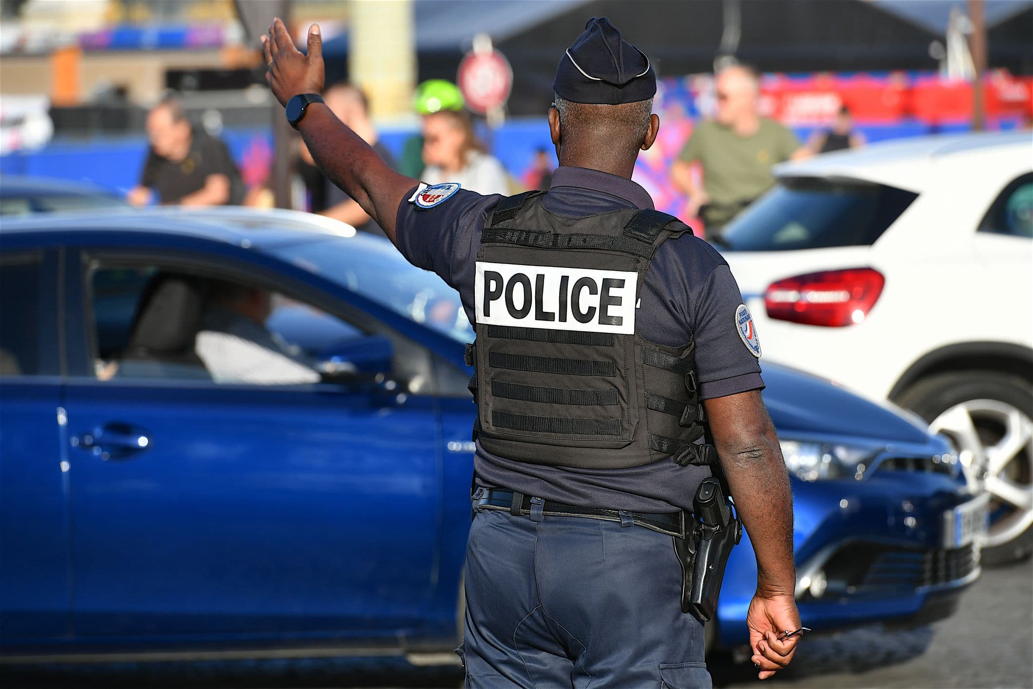 Une photo d'un policier en train d'interpeller un usager de la route commettant une infraction.
