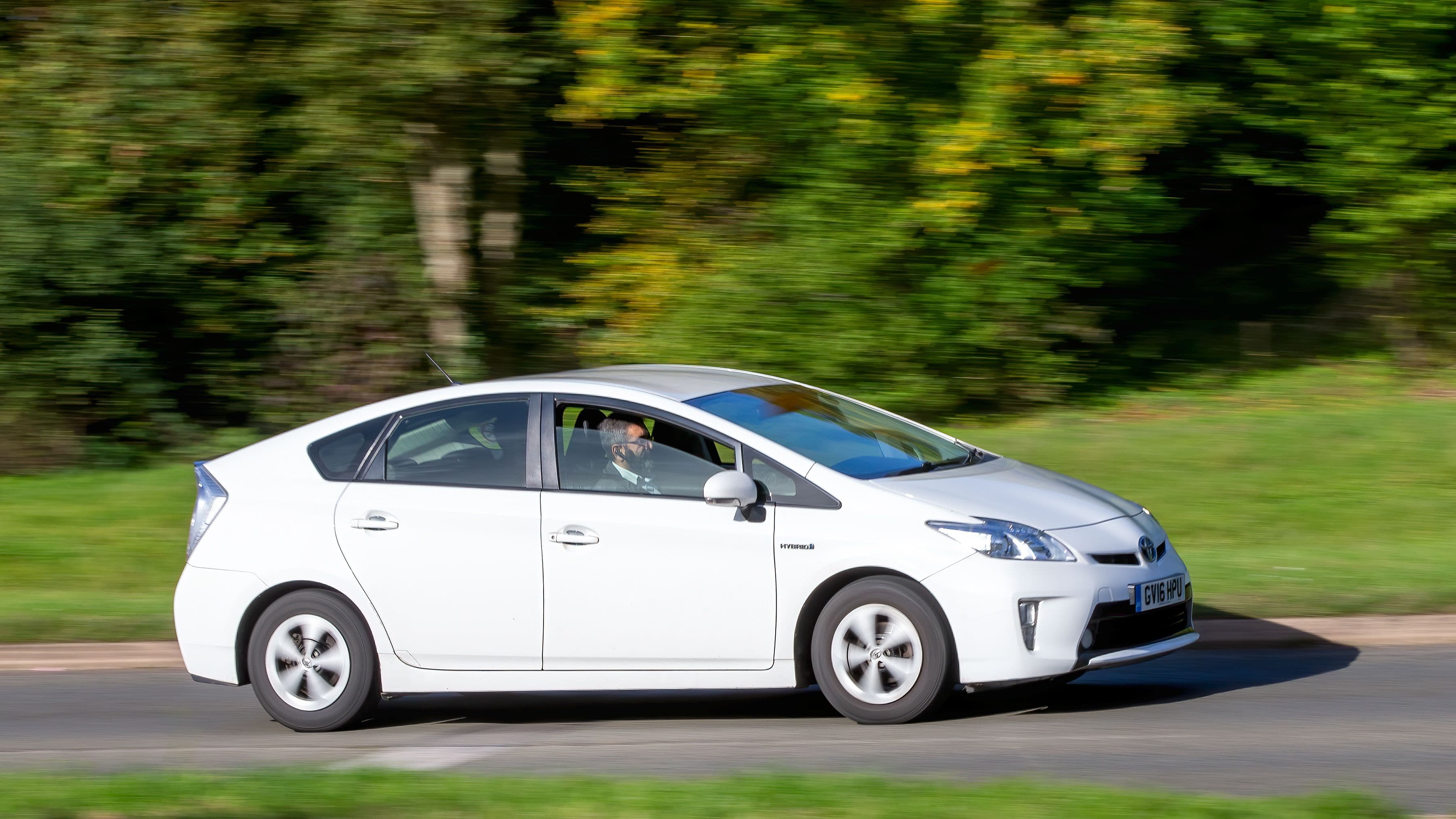 Une voiture hybride Toyota Prius roulant