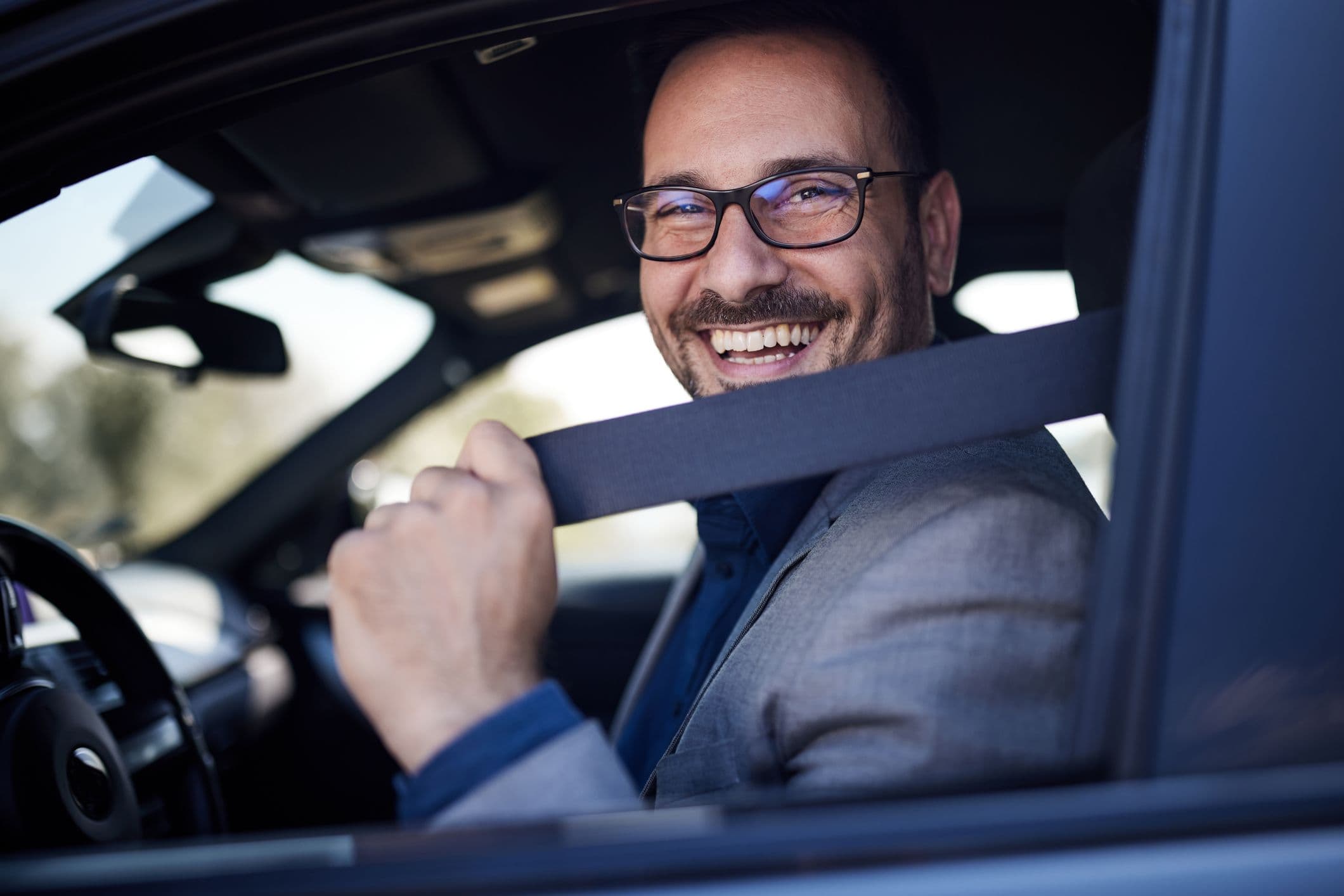 Un homme attachant sa ceinture de sécurité pour mettre en avant notre quiz sur la ceinture de sécurité.