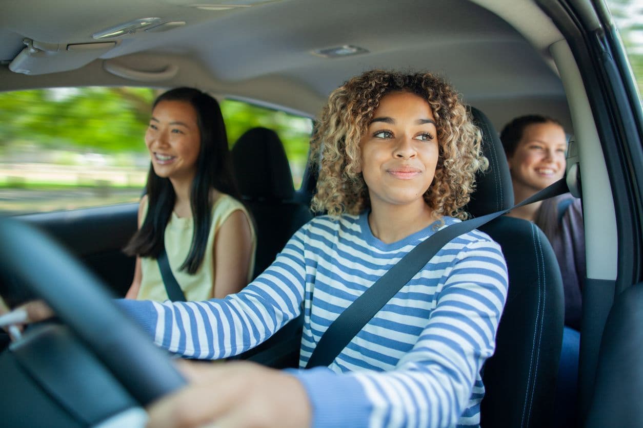 Trois jeunes filles dans une voiture