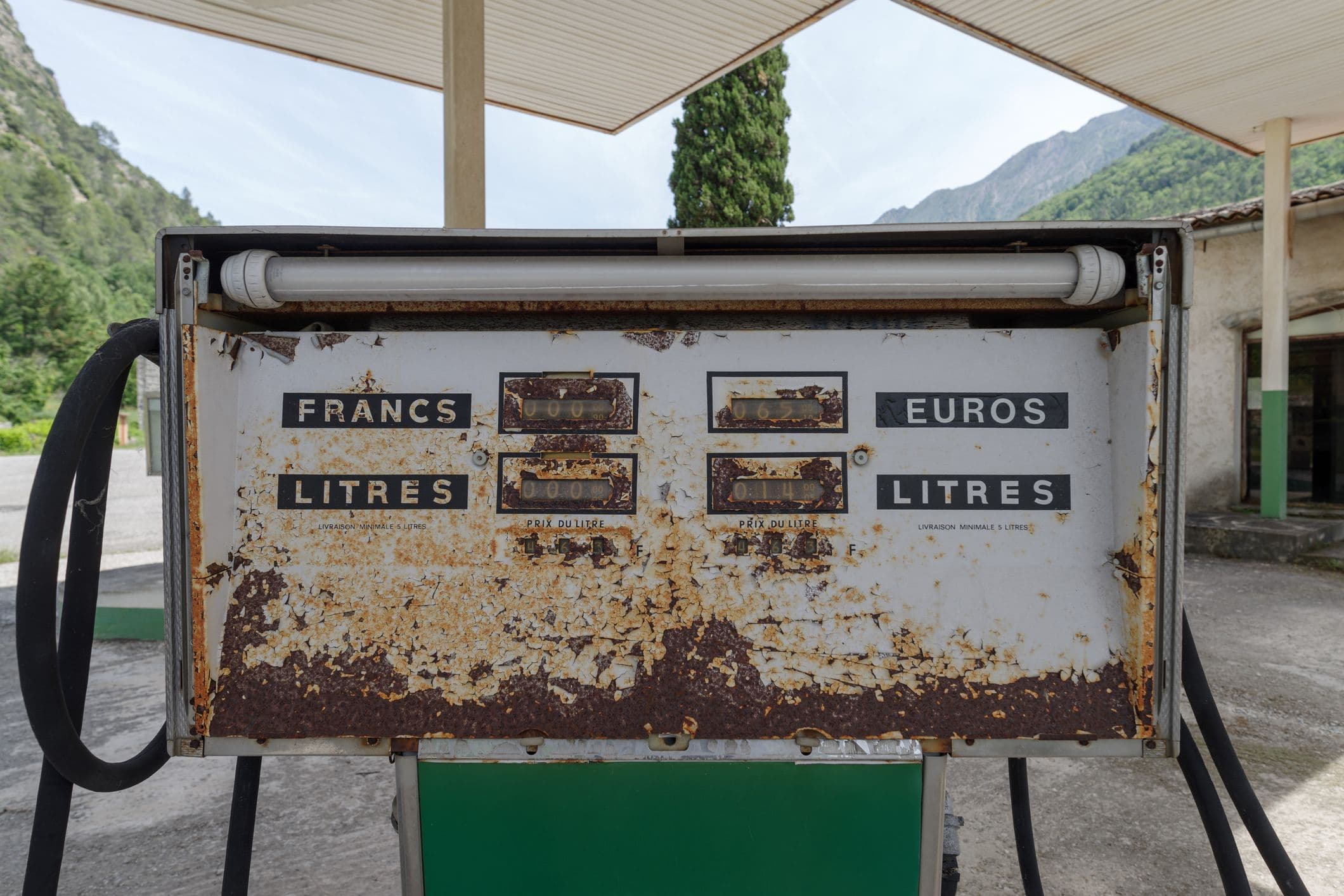 Une station service abandonnée. 
