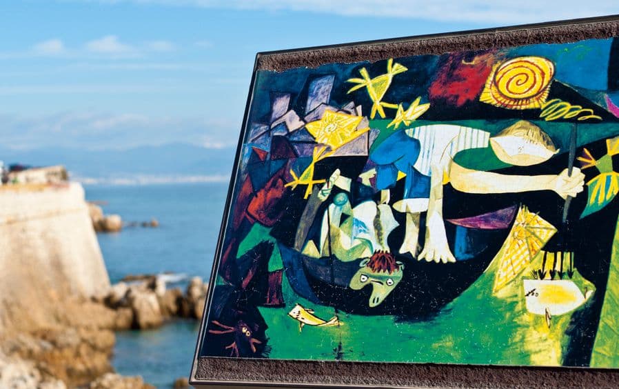 Le Musée Picasso à Antibes et ses œuvres à ciel ouvert ©Ekspansio - IStock