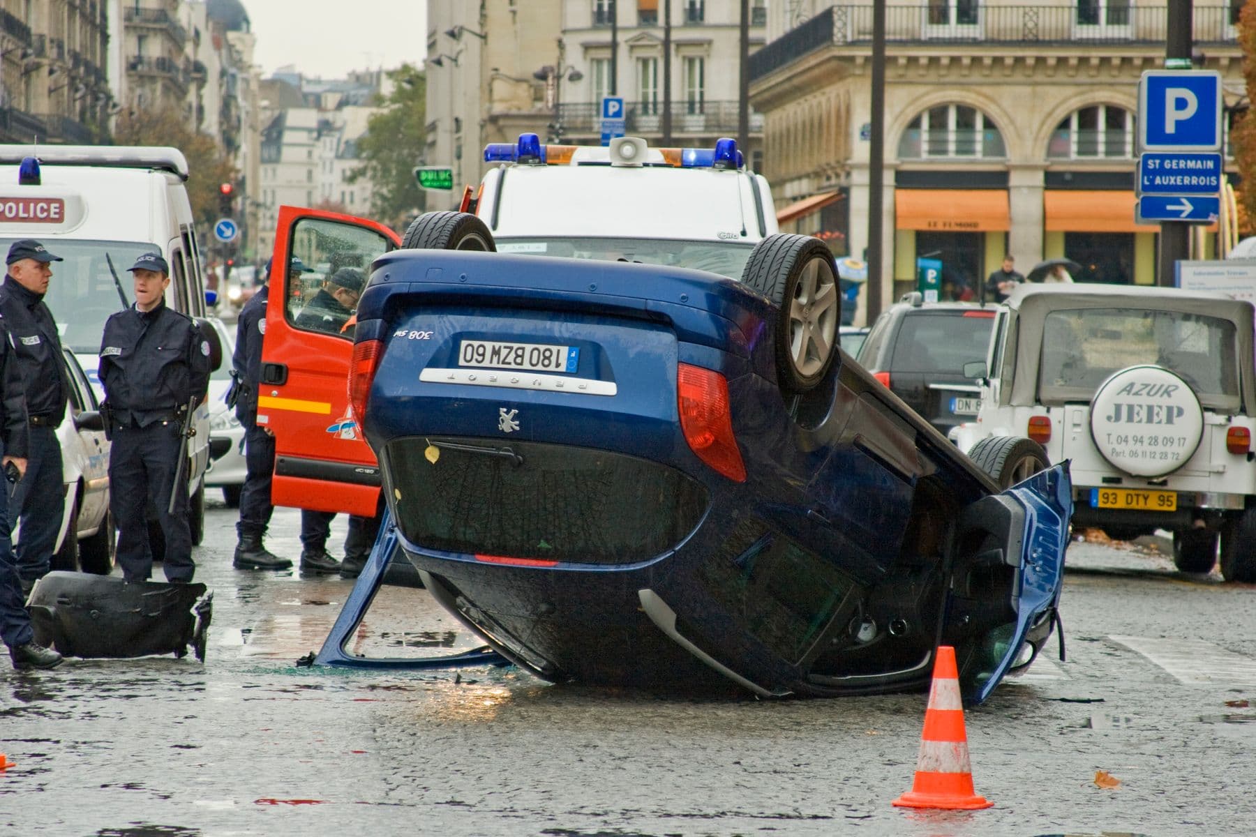 Une voiture renversée après un accident de la route