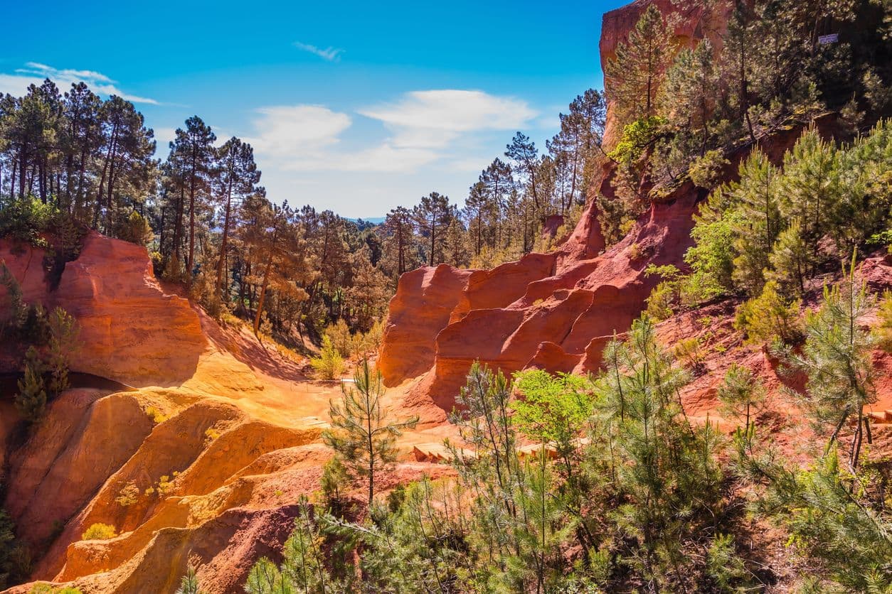 Le Colorado provençal et ses falaises ocres, rouges, jaunes ou violettes. ©Kavram