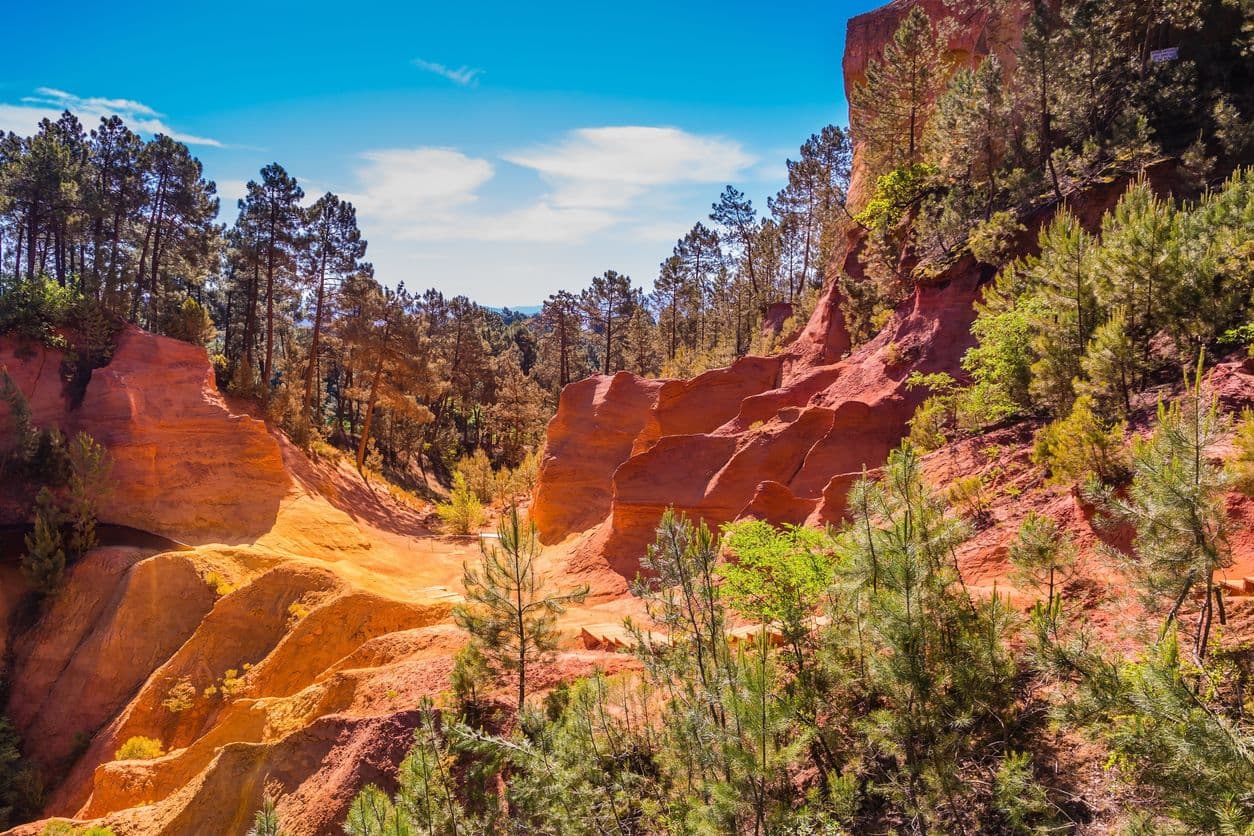 Le Colorado provençal et ses falaises ocres, rouges, jaunes ou violettes ©Kavram.