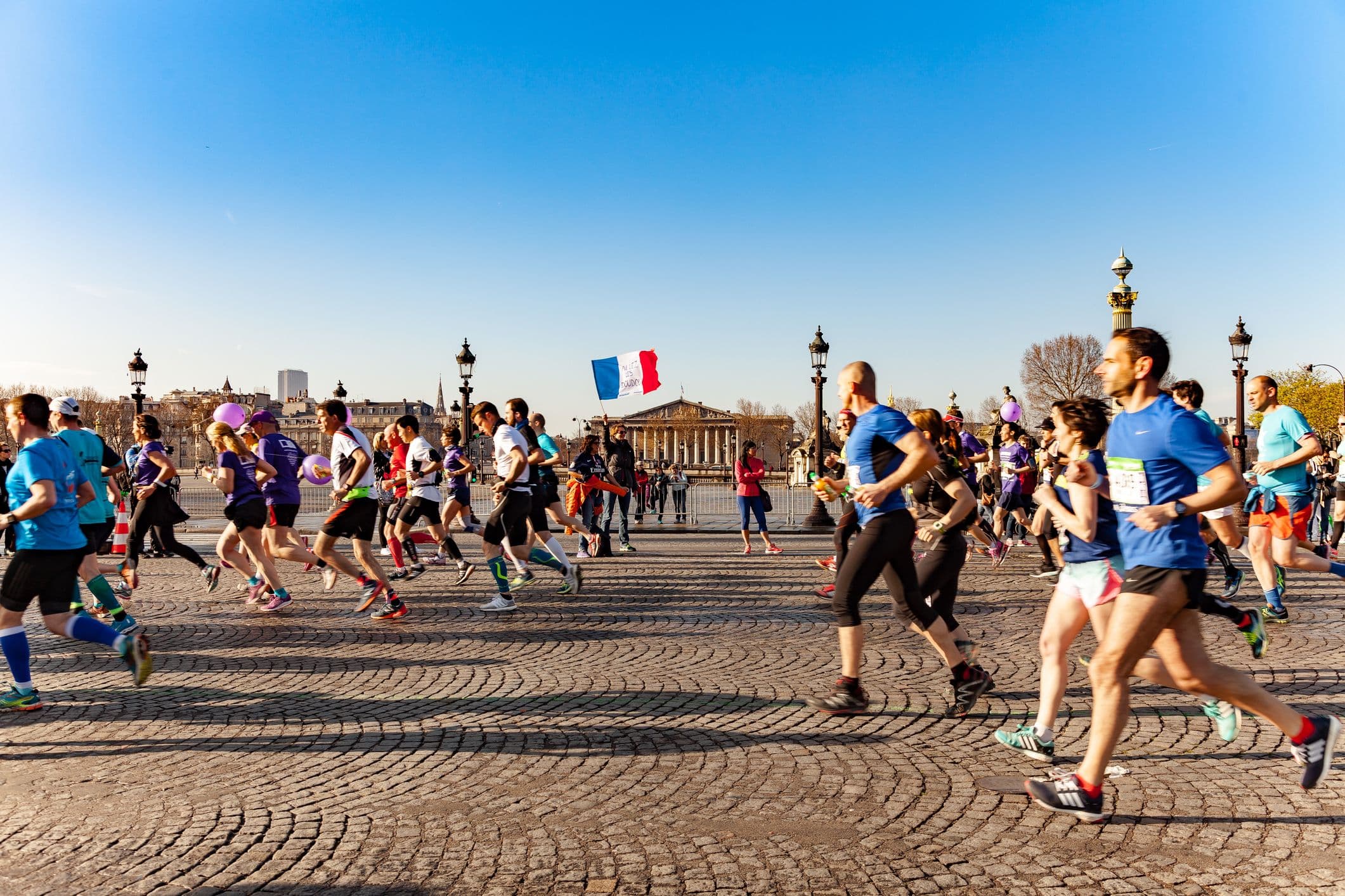 Des coureurs dans Paris lors du Marathon de Paris en 2016