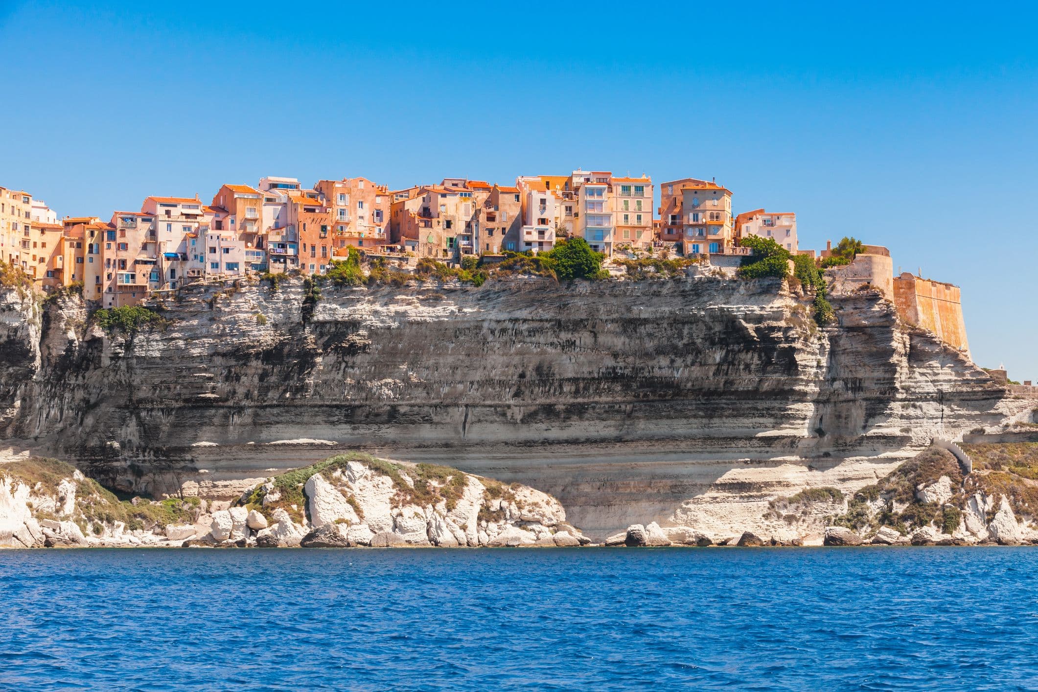 Une photo de la côte rocheuse de Bonifacio pour mettre en avant nos questions et notre quiz sur la Corse-du-Sud