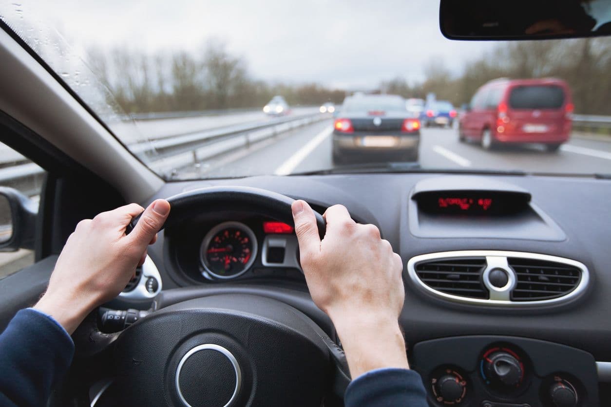 accélérer et freiner. pied appuyant sur la pédale d'une voiture