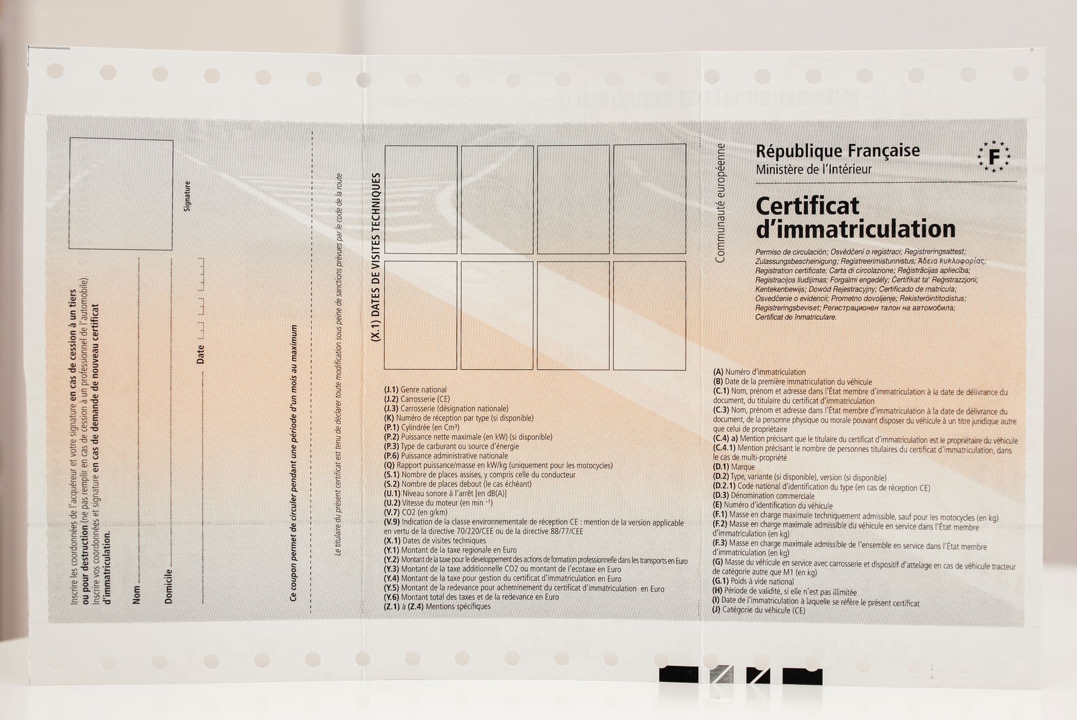 Une carte grise ou certificat d'immatriculation