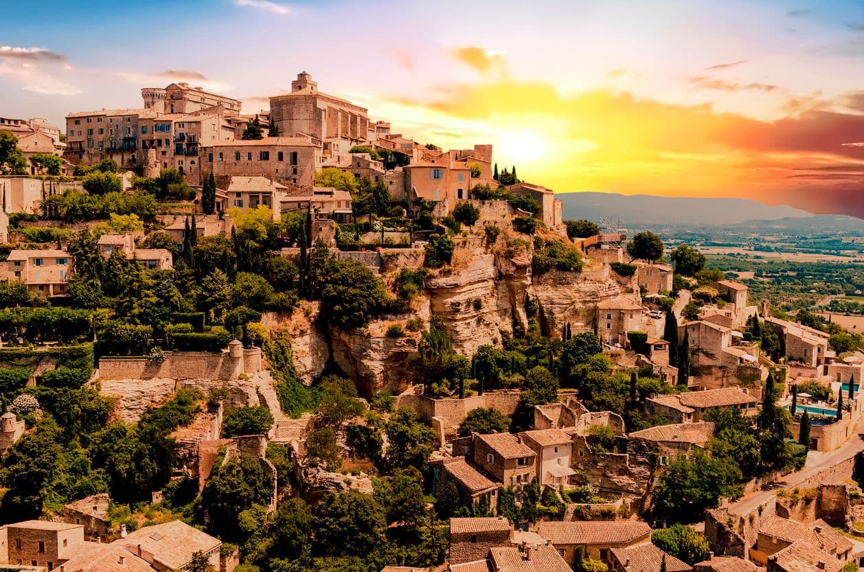 Panorama spectaculaire sur le village de Gordes. ©Fyletto