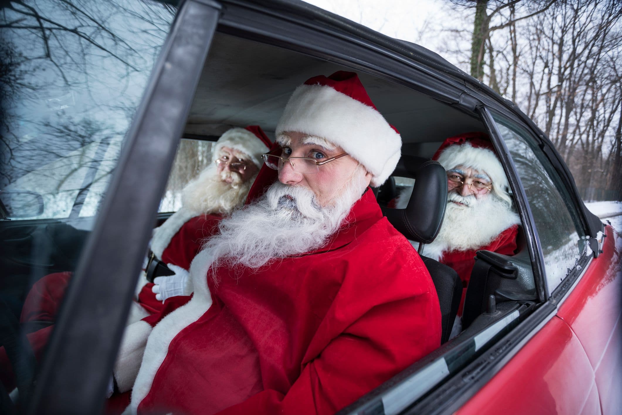 Un Père-Noël en voiture pour représenter ce quiz sur les fêtes de fin d'année