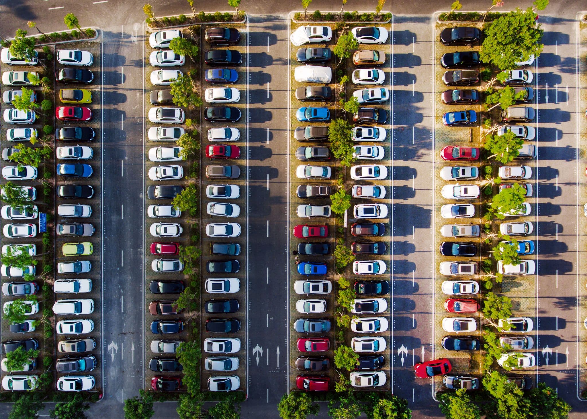 Parking privé à usage public type supermarché vue du ciel