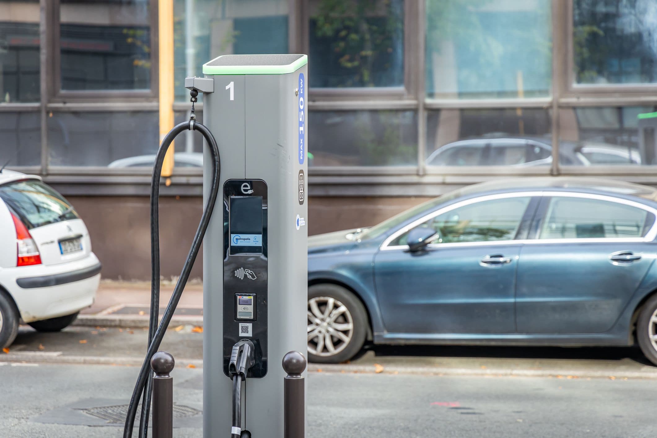 Une borne de recharge pour voiture électrique qui propose le paiement par carte bancaire