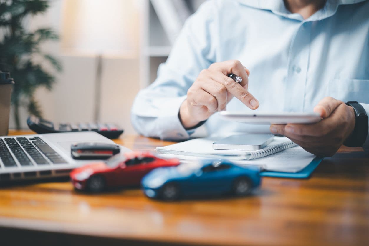 Un homme calcule son budget automobile