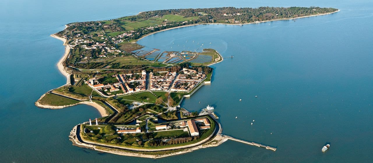 L'ïle d'Aix vue du ciel, quelques maisons et une nature préservée au milieu de l'Océan. ©F. Leroy