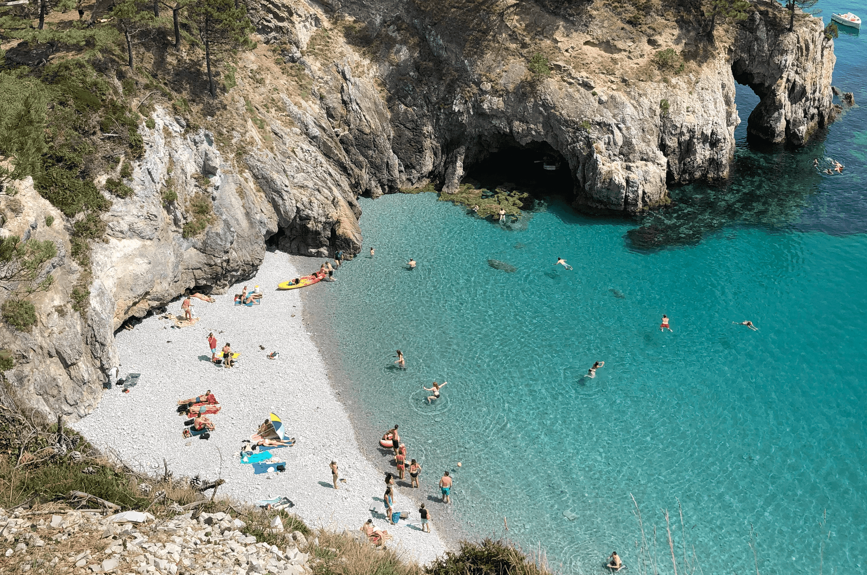 Quelques rebelles accèdent tout de même à la plage de l'île Vierge l'été.