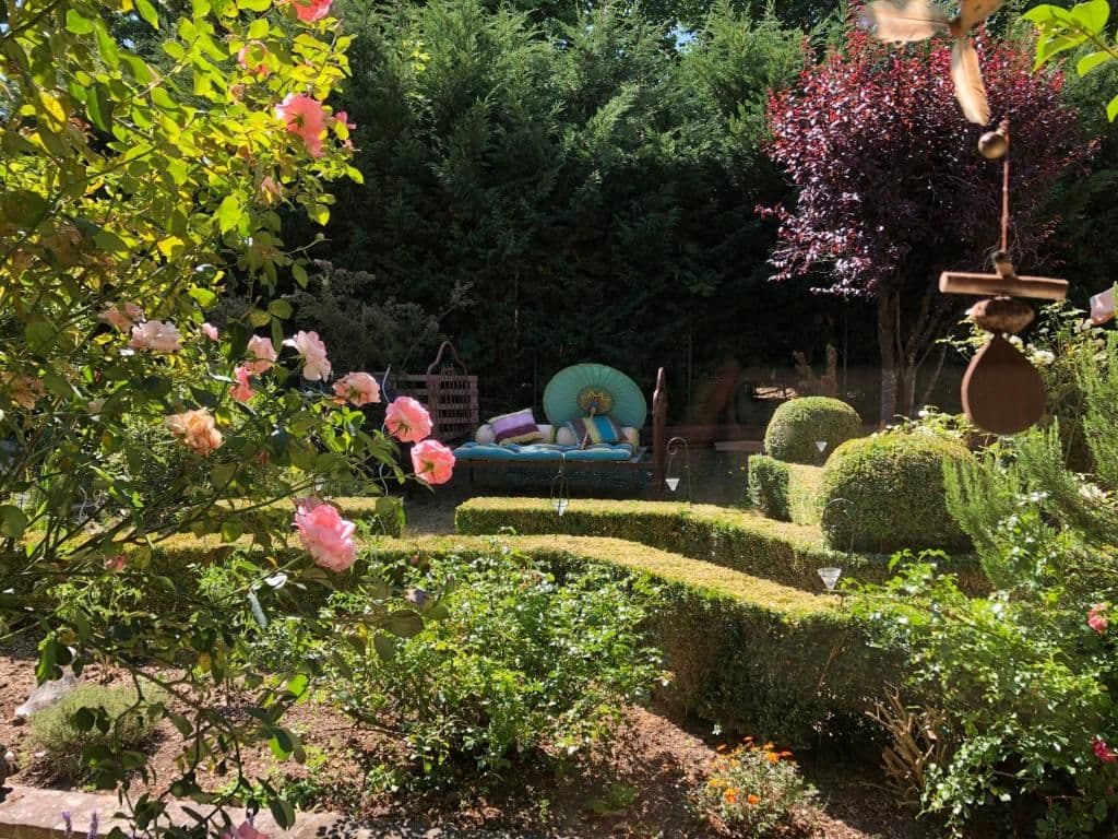 Nature, fleurs et verdure... C'est ce dont profitent les voyageurs qui flânent dans le jardin de L'Atelier et Après. ©L'AtelieretAprès