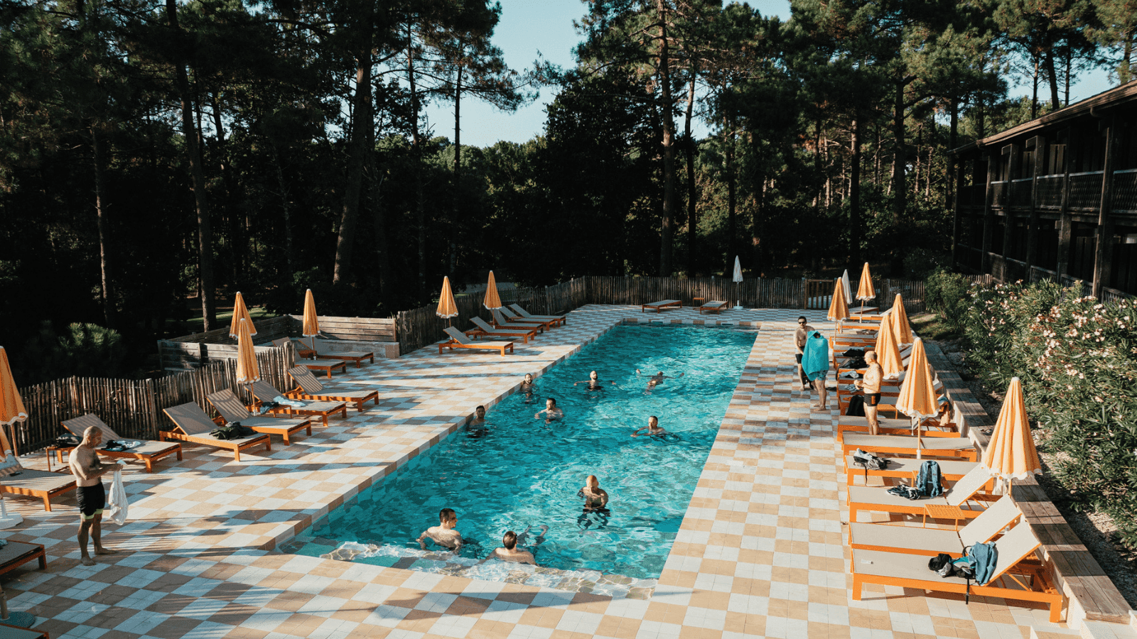 Orange acidulé, et inspiration seventies : la bella vita à La Baignoire. ©EudesMeutivier