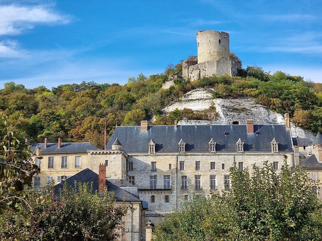 Découvrez le magnifique Château de la Roche-Guyon, un joyau du patrimoine d'Ile-de-France. ©Château de la Roche-Guyon