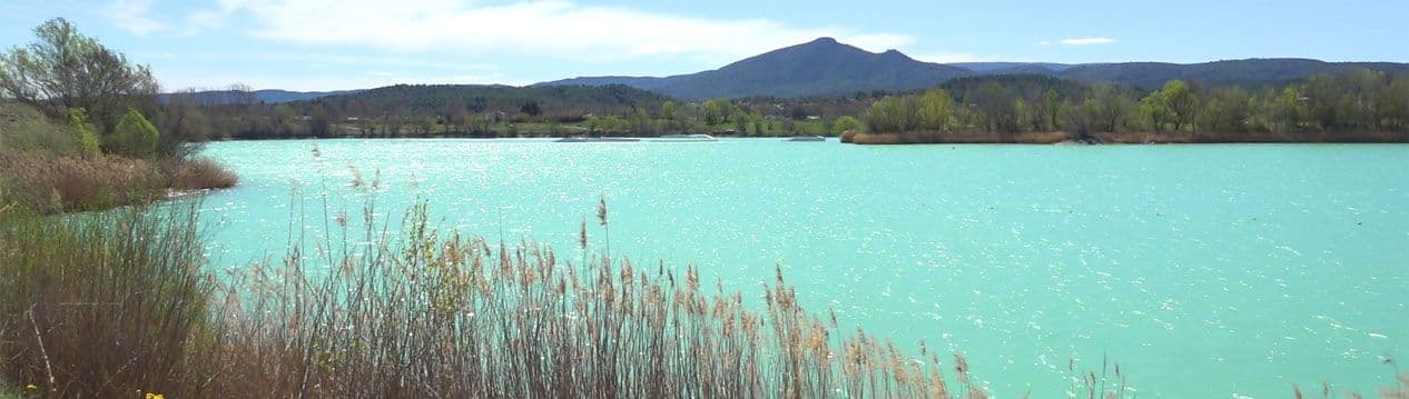 Une baignade en eau douce, c'est ce qu'offre le très beau lac de Peyrolles-en-Provence. ©Commune de Peyrolles en Provence