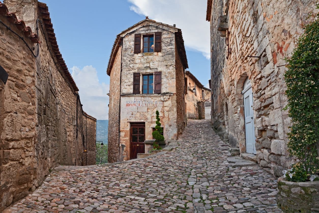 Les ruelles en pierre du village de Lacoste. ©ermess