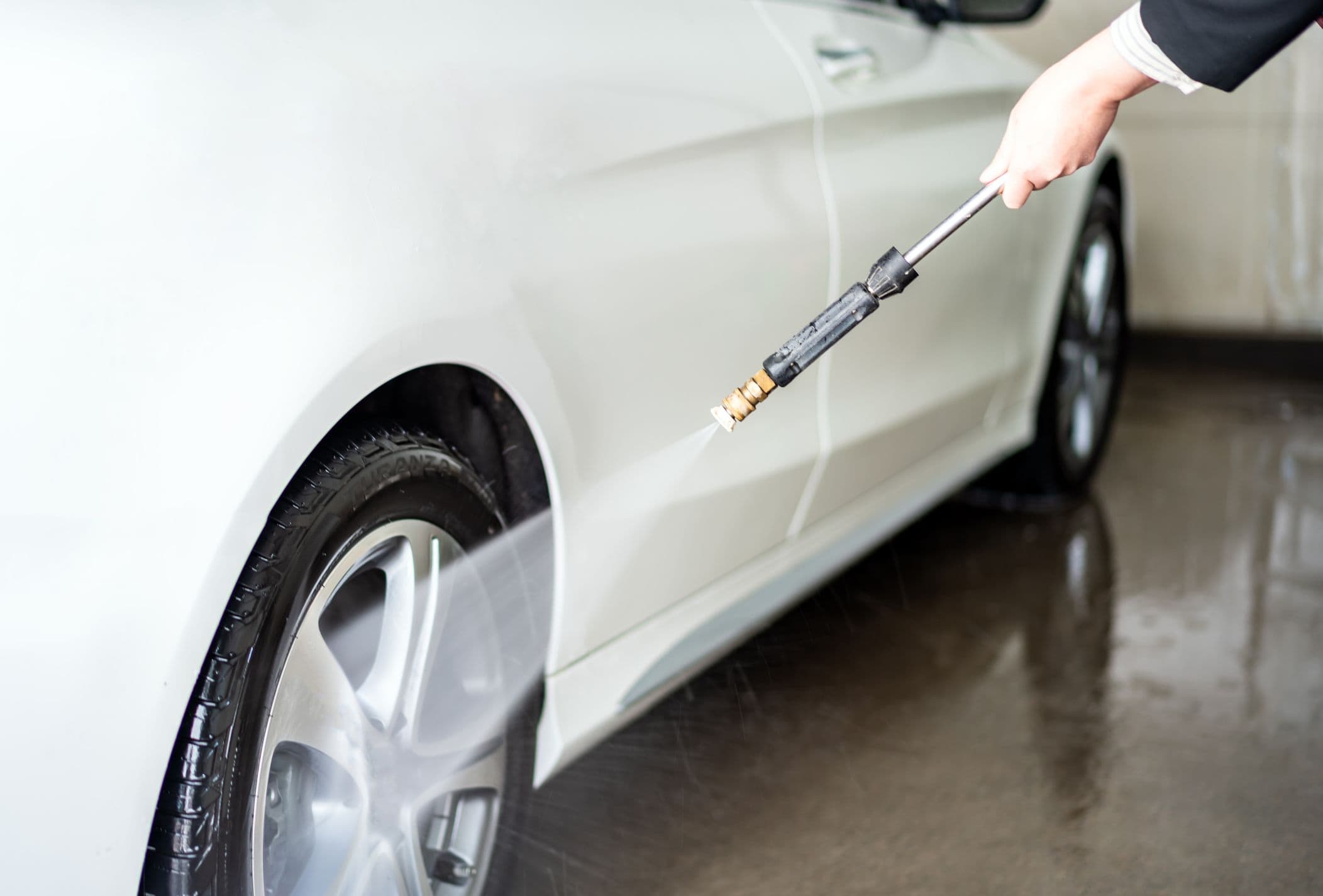 Lavage d'une voiture avec un jet à haute pression