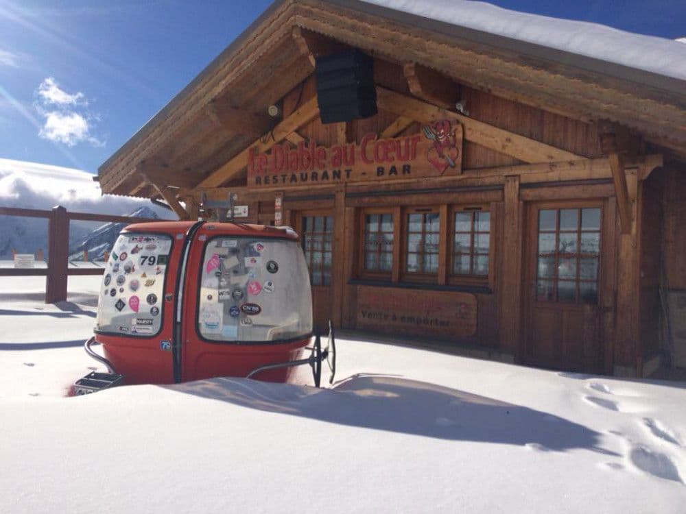 Profitez de la vue à 360° sur les montagnes depuis la terrasse du restaurant. Le Diable au Coeur