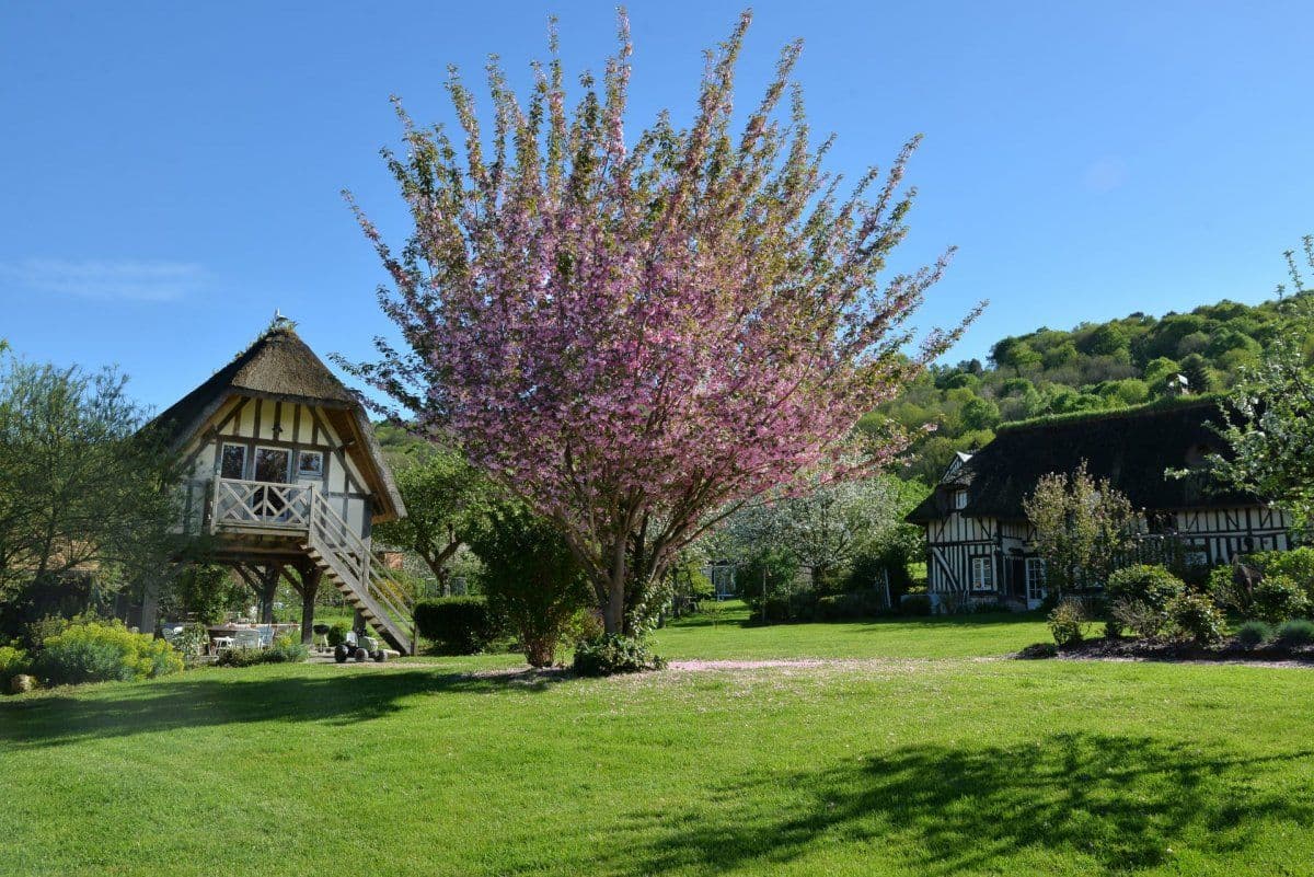 Dormez dans un cottage normand, au cœur du Marais Vernier. ©Maisons d'hôtes Les Cigognes