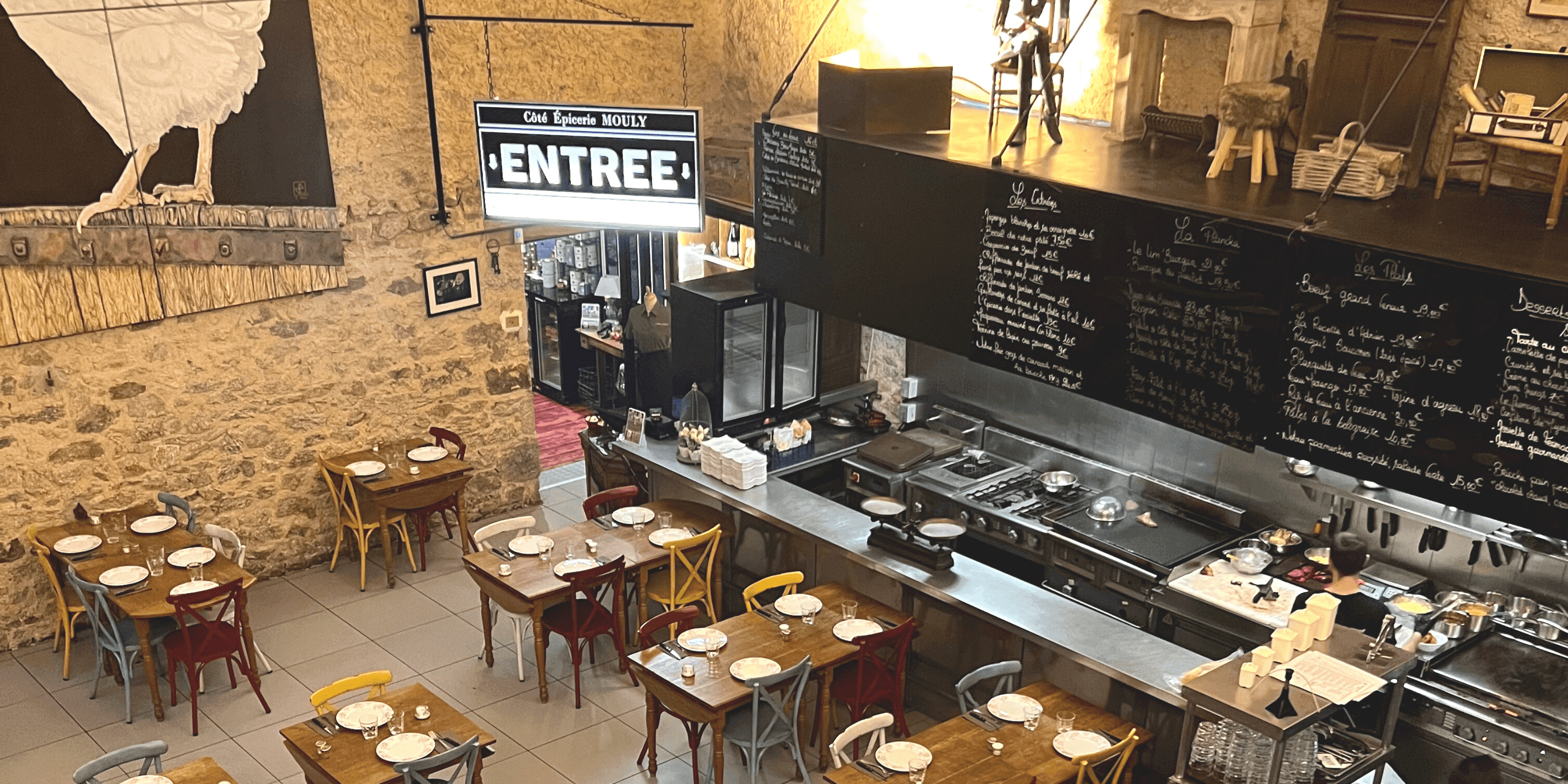 La salle du bas avec sa cuisine ouverte aux Tables du Bistrot. ©Roole