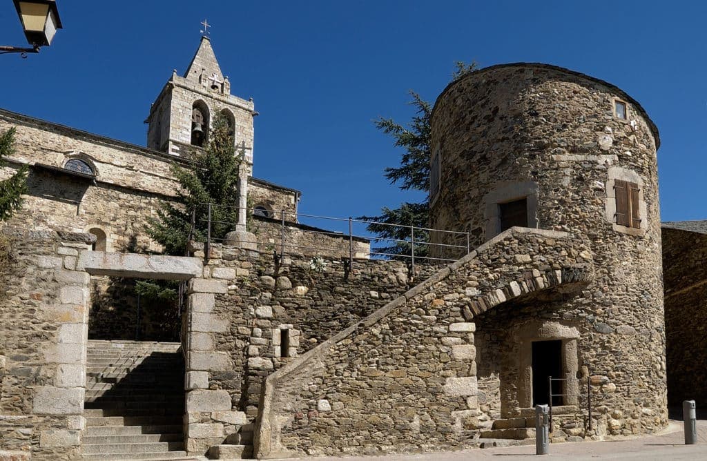 La vieille ville de Llivia, enclave espagnole au cœur des Pyrénées françaises.