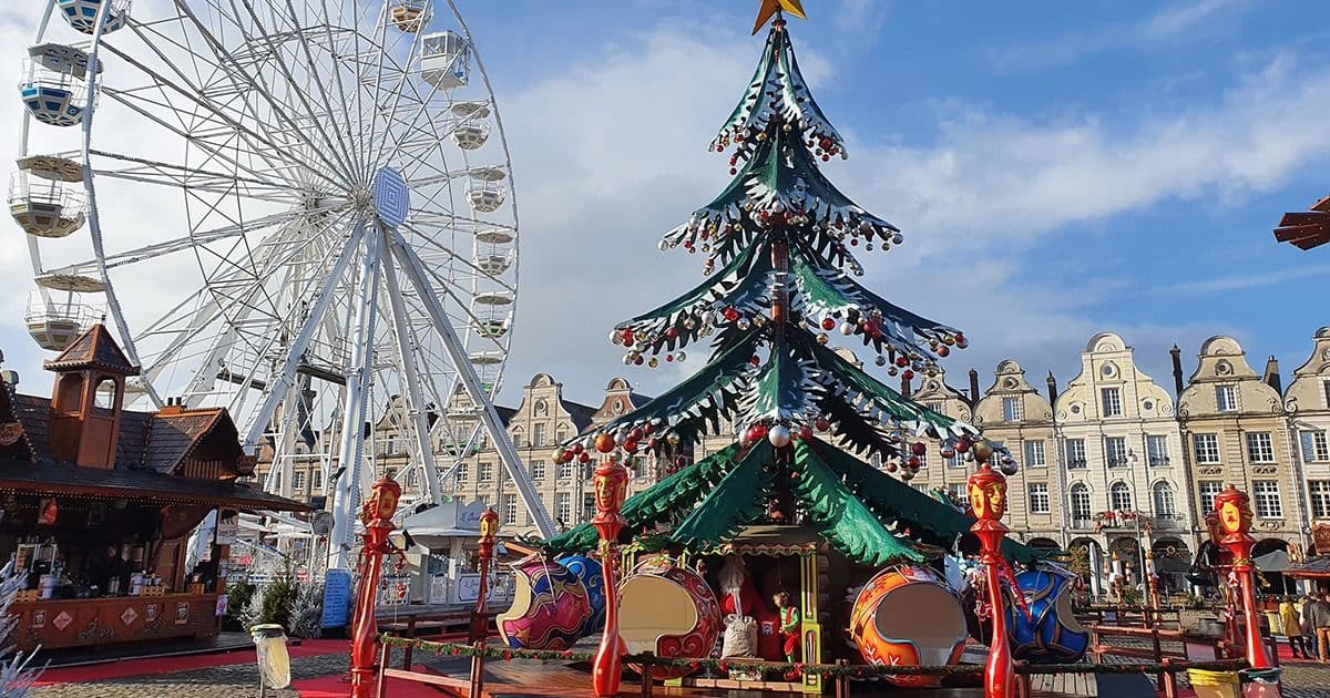 Une grande roue, un carrousel ancien et de l'émerveillement au programme du marché d'Arras. ©Ville d'Arras