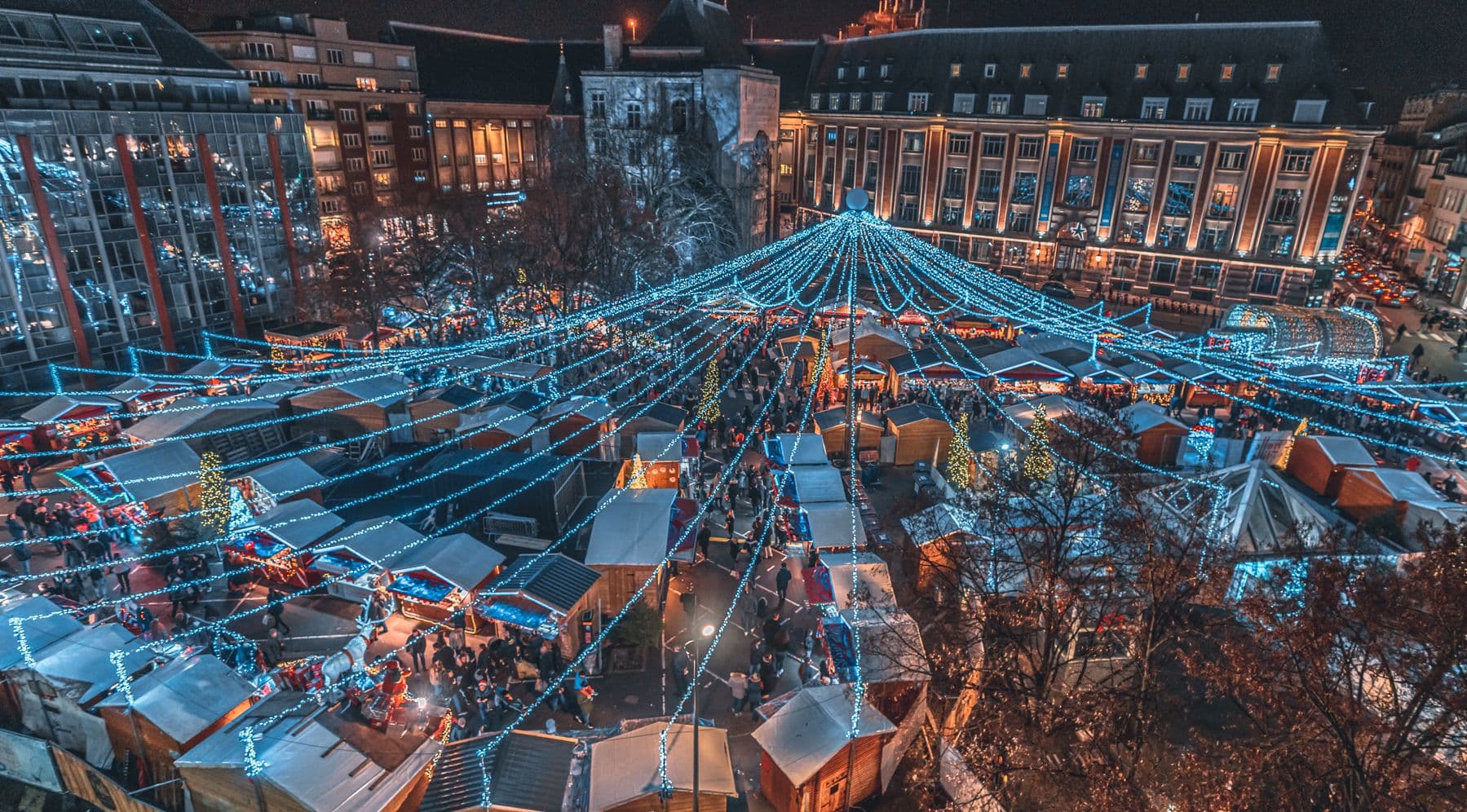 Incontournable marché de Lille avec ses centaines de chalets, sur la Grand'Place. ©Robin Ryck