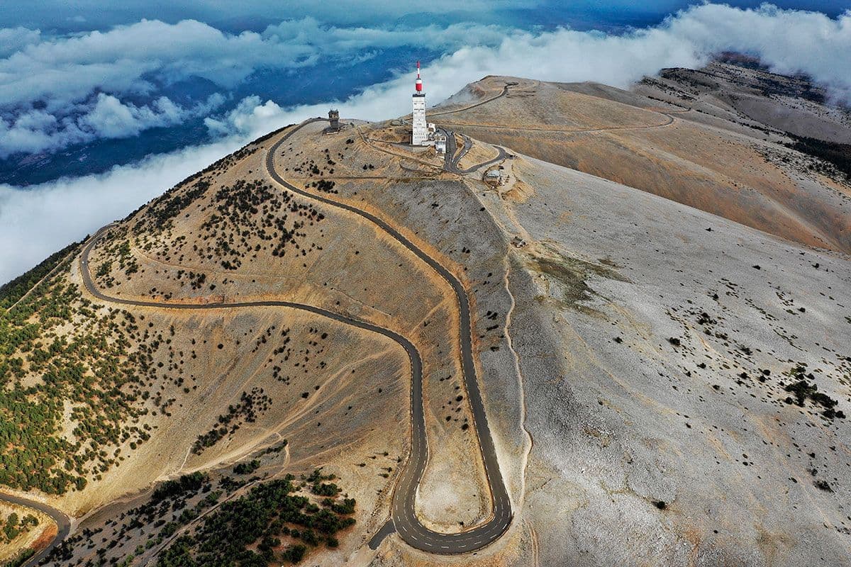 Le sommet du Mont Ventoux et ses lacets bien connus des amoureux du Tour de France. ©Daniel Dale