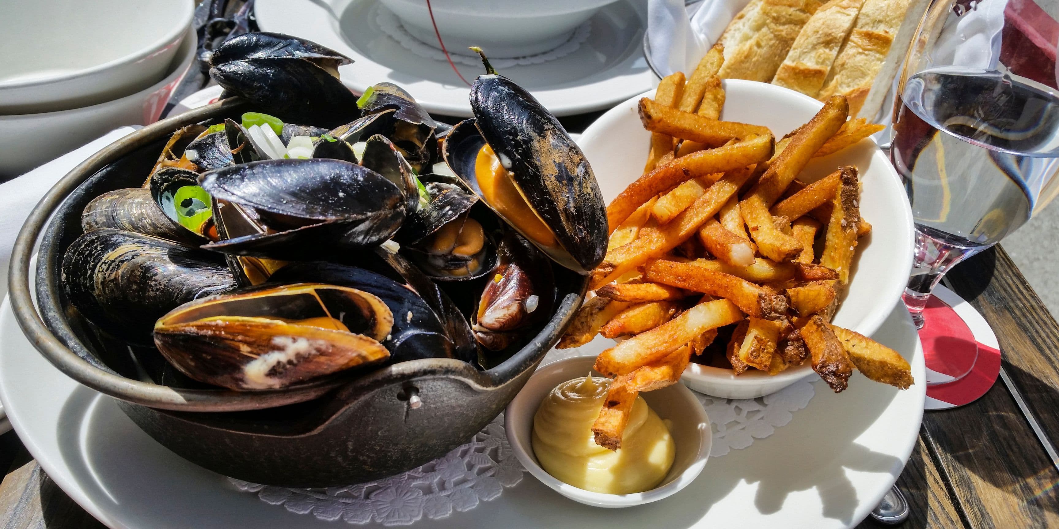 Qui aime les moules-frites par ici ?