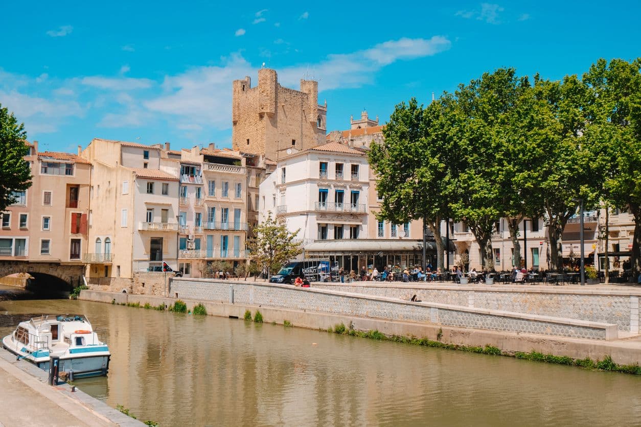 Les quais de la Robine, au coeur du vieux Narbonne. ©nito100