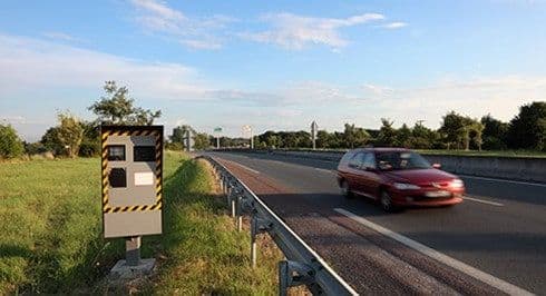 Caméra Radar De Contrôle De Vitesse À La Route De La Route De