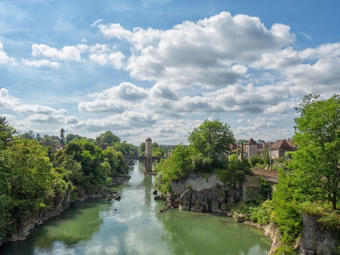 Le charmant village d'Orthez, avec son vieux pont et ses toits aux tuiles rouges. ©PhilipImages