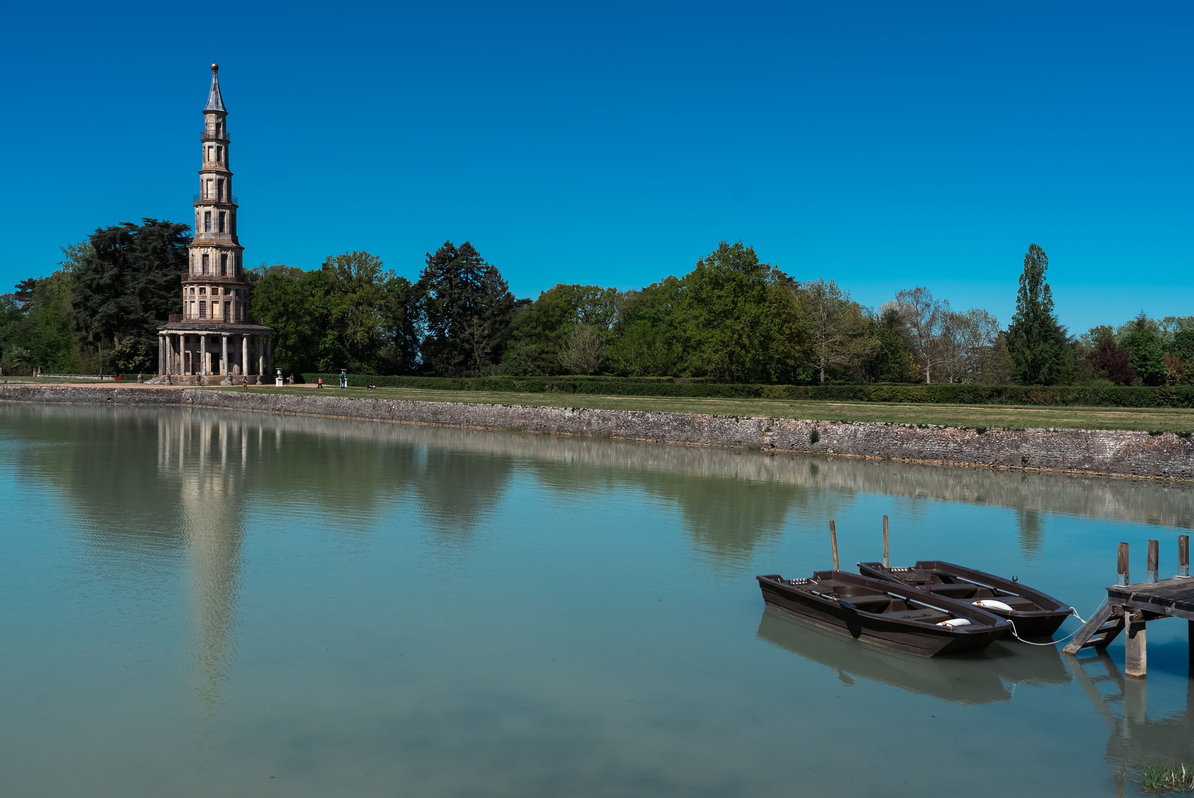 La pagode de Chanteloup, une curiosité architecturale à Amboise en Touraine, se reflète dans l'eau