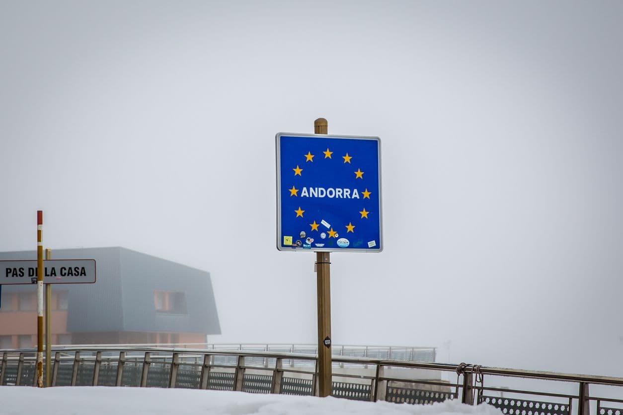 Un panneau indique l'arrivée en Andorre, au Pas de la Casa.