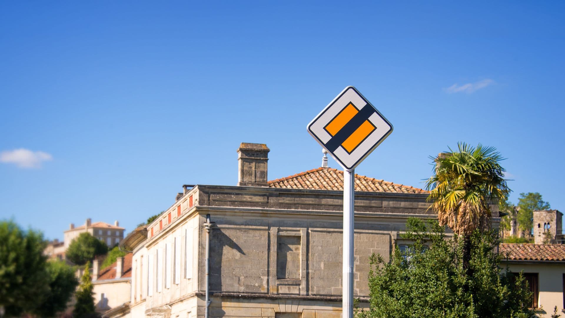 Un panneau dans la ville pour illustrer notre quiz sur les différents panneaux du code de la route.