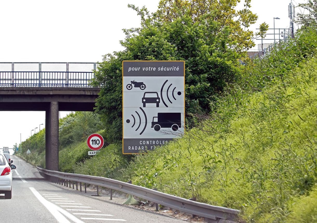 Un panneau de signalisation annonce un radar